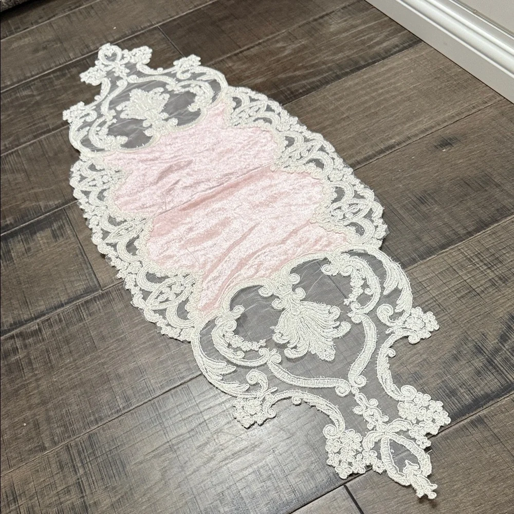NWOT VINTAGE VICTORIAN Style Elegant Pink and White Lace Table Runner